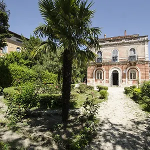 Iris Hotel